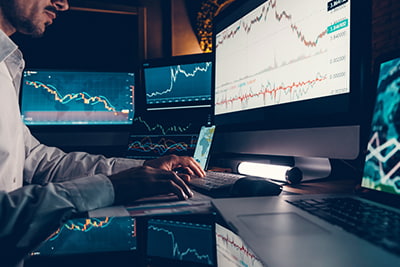 Deep market knowledge of a stockbroker
