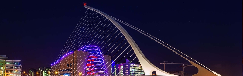 Irish Ecomonic Outlook 2022 image of the Dublin Millennium Bridge at night