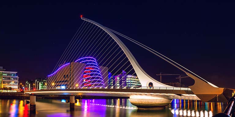 Irish Ecomonic Outlook 2022 image of the Dublin Millennium Bridge at night